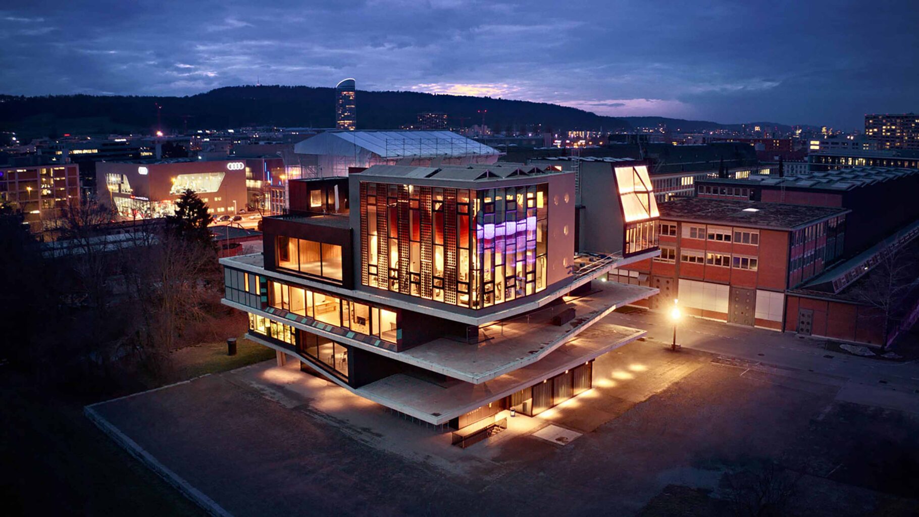 NEST Gebäude bei Nacht